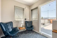 Roof Deck & Food Pods- Hawthorne Penthouse Retreat - Apartments