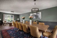 Epic Family Stay - 40' Putting Green, Theater, Hot Tub, Sauna - 4-Star