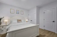 Luxury : Cozy| Modern| Clean| Spacious| easy Access to major routes in Calgary
