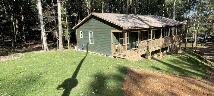 Cozy cabin in the woods.   Close to boat ramp.  Shared 5 bay boat storage Hotels in Hardin County
