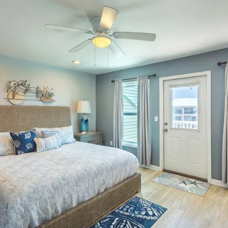 Seacliffs Gulf Views 3/3.5 Dog Friendly/Steps to beach/ Elevator - SPECIALS!