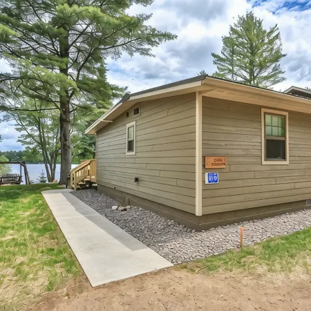 Gone Fish Inn: Remodeled Lakefront Cabin, FREE Wi-Fi & Firewood, No Cleaning Fee