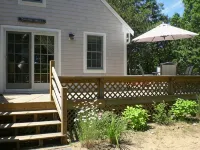 Bright, spacious, private beach home. Big backyard, firepit, deck. Family fave! - Homestays