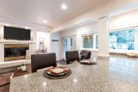 Wooded OasisA Modern & Cosy MIL Suite with a Private Hot Tub & Pool. - 3-Star