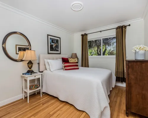 Modern contempary house. Hotels in Concord
