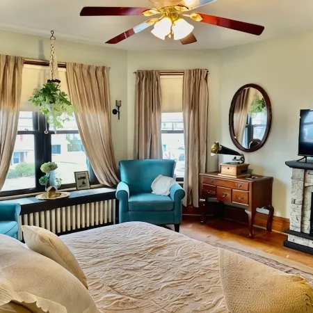Historic 1884 Victorian Upstairs Unit.  Walk to everything!  Close to elk!