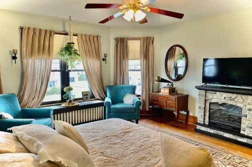 Historic 1884 Victorian Upstairs Unit.  Walk to everything!  Close to elk! - Wifi