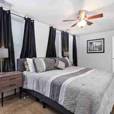 Pershing · Forest Park Condo- Gated Parking, Walk to CWE Rooms