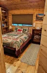 Pinecone Cabin, Couples Retreat, Hot Tub, Pet Friendly, Private! - Chalets