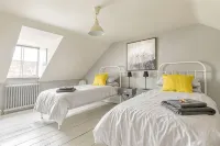 Cosy Fisherman’s Cottage, minutes from High Street, Harbour & Beach