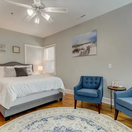 Sale! Book Now! Nice 1 Bedroom- Downtown Dunedin Bungalow!