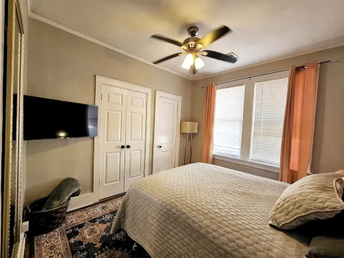 Experience Memphis charm near Beale St 5 min drive