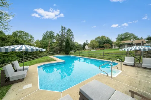 Comfort, Fun, & charming! - 5BR oasis w/ Pool - 4 stjerner