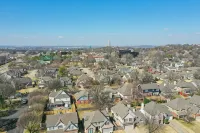 The Erie Home: Warm and Spacious in South Tulsa - 4 星級