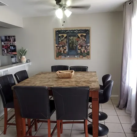 Charming & Spacious 4-bedroom homr with AC, WiFi, Lots of Parking in Brownsville