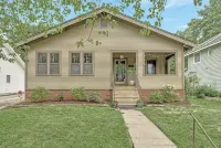 Modern Bungalow: spacious 3BR home near downtown Champaign & campus