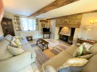 Cloisters Cottage in Bourton-on-the-water With Off Road Park For Two Cars - Homestays