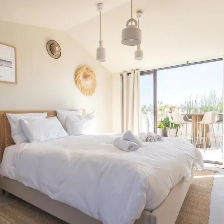 Villa Rénovée Avec Piscine et Amarrage, Dans Domaine Sécurité, Avec Plage à 5 mn