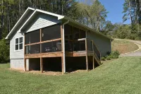 Wood Haven on the River- cozy cottage on the Hiawassee River in Hayesville NC - Wifi