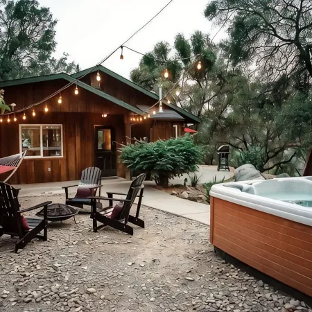 Romantic River Cabin w/ Hot Tub, views, spa bathroom, Close to 2 Yosemite Gates