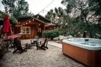 Romantic River Cabin w/ Hot Tub, views, spa bathroom, Close to 2 Yosemite Gates - Alppimaja