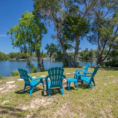 Welcome to the scallop shack! Newly renovated and on the water in Crystal River!