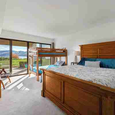Halmalka Condo 512A Private Hot Tub, 3-bed 2 bath, Sleeps 8, By Outdoor Pool Rooms