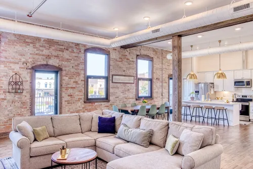 Luxurious Downtown Owosso Loft - WiFi