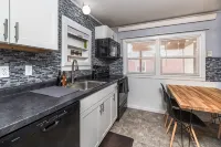 ⁂Centrally Located⁂Close to Downtown⁂Stocked Kitchen⁂ - Boutique