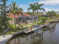 MAGNIFICENT! LUXURY WATERFRONT HOME;BIG HEATED POOL-80’ DOCK! 5 MIN FISH VILLAGE - Jacuzzi