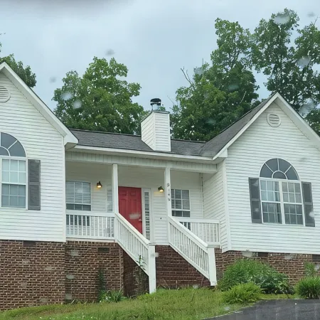11. Spacious Lakeview home, King bed, minutes to downtown, shopping, boat ramps