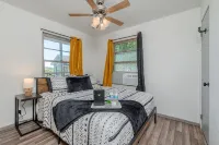 Honey Hive in Rockaway Beach - 샬레 호텔