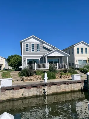 River Front 4-bedroom house with boat dock close to downtown St. Joseph. - Wifi