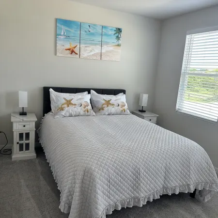 New Two story Cozy  House  Near Warm Mineral Springs