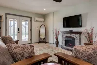 Pets welcomed, fully fenced in yard. Beautiful 1BR suite w full kitchen, WI-FI - Wifi