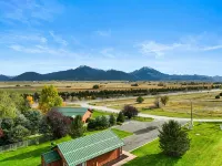 The Trout House- An Authentic Montana Cabin, Perfect for Yellowstone Adventures! - Chalets