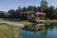 Tiny Cabin At The Pond - 샬레 호텔
