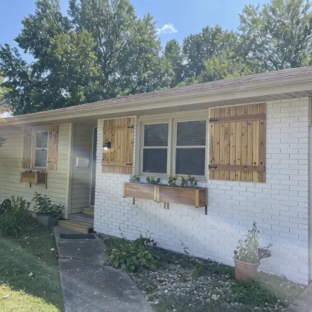 Cheerful mid-town home close to Bass Pro, shopping and local eateries.