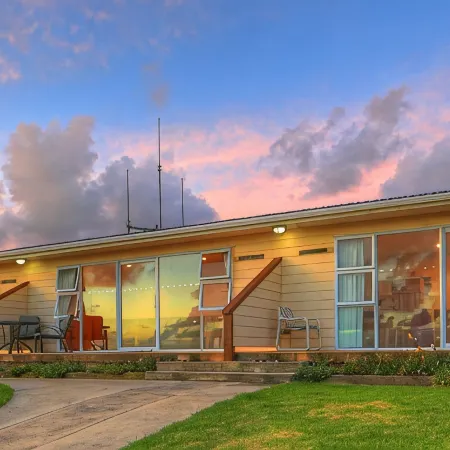 Islander Lodge Apartments