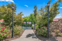 Escape to Comfort & Charm Just Minutes from the Parkway Within a Peaceful Resort - Виллы