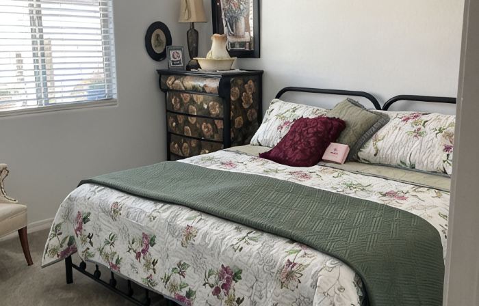 Lakeside 1 Bedroom Apt w/ living room, kitchenette and laundry