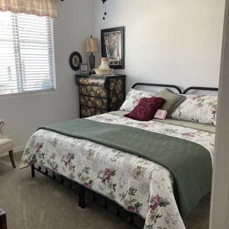 Lakeside 1 Bedroom Apt w/ living room, kitchenette and laundry