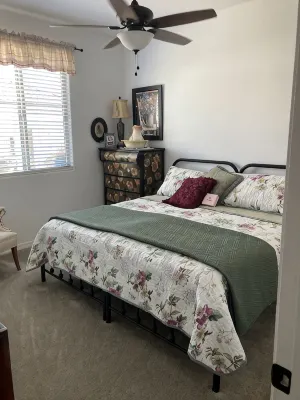 Lakeside 1 Bedroom Apt w/ living room, kitchenette and laundry - WiFi