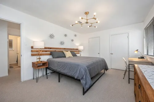 Wellspring Townhome - King Bed Suite minutes from Texas A&M - โฮมสเตย์