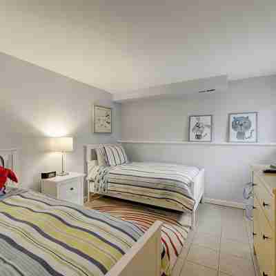 In-Town! Blue House 4 BR w Terrace and Backyard Rooms