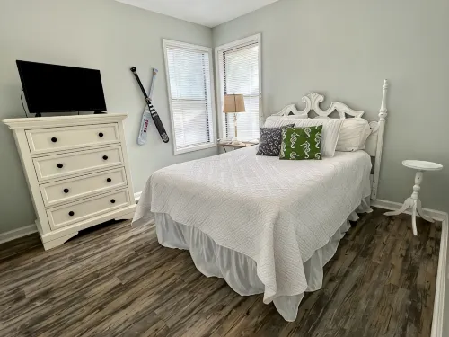 Bright, newly updated 3 BR 2 BA condo - Walk to Pier and Village! - Balkoner