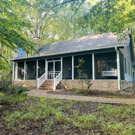 Charming 3 BR, 2 Bath cabin located in quiet Clifftops and close to Sewanee