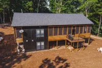 Luxurious Speakeasy Lodge, Hot Tub, Wifi & Hidden Speakeasy! Mins from the Caves - balcony