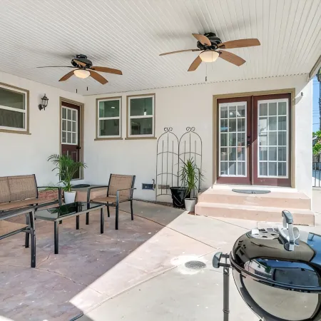 *Family Getaways* Charming Pool Home by Downtown