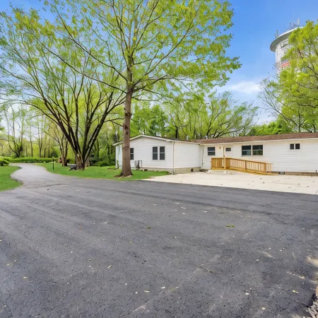 Secluded Home "Behind The Vines SLEEPS 22 on over an acre!
